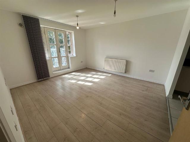 Apartment for rent in The Hale, Greater London