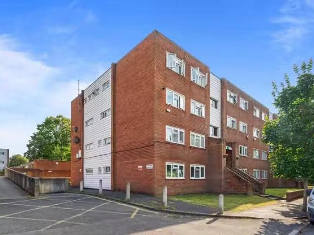 Apartment for sale in Wallington, Woodcote Green