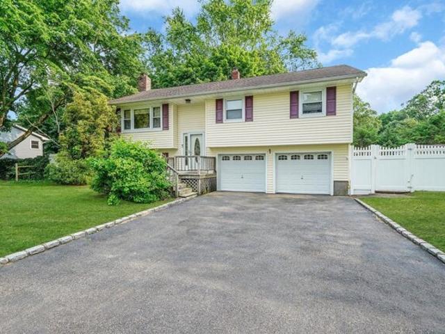 House for sale in Nesconset