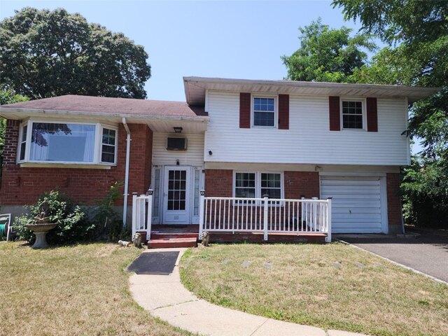 House for sale in East Islip