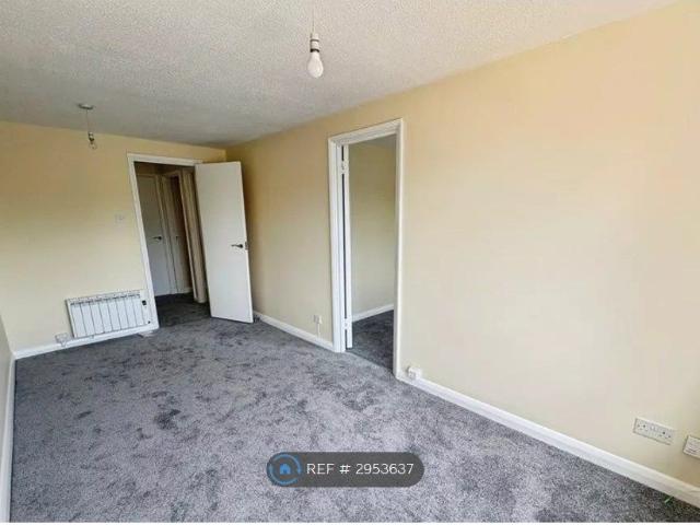 Studio for rent in Bocking, Chipping Hill