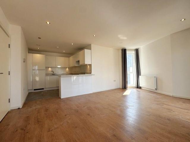 Apartment for rent in Row Town, Surrey