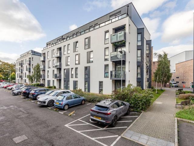 Apartment for rent in Row Town, Surrey