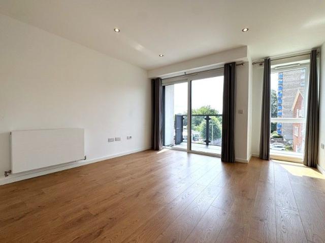 Apartment for rent in Row Town, Surrey