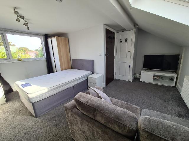 Studio for rent in Ball Hill, West Midlands