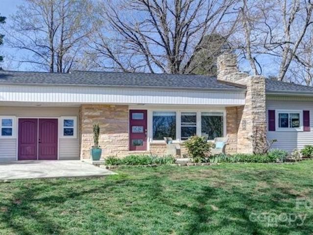 House for sale in Flat Rock