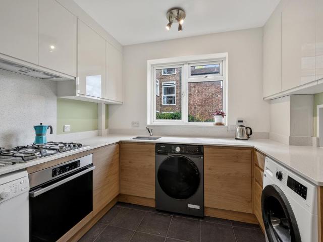 Apartment for rent in London Borough of Merton, Raynes Park