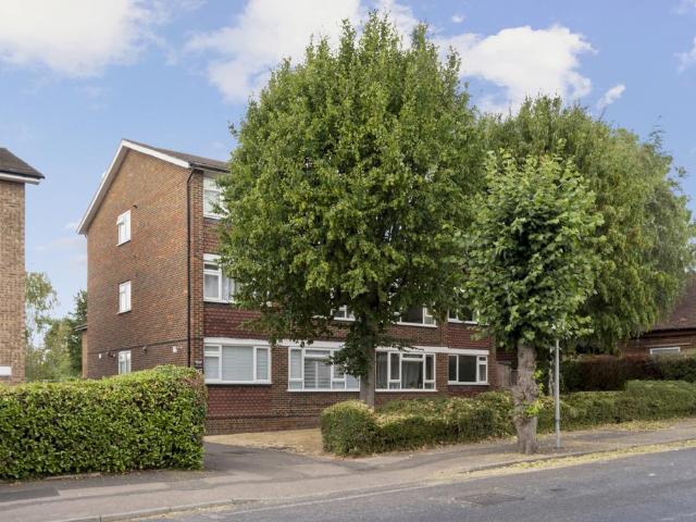 Apartment for rent in London Borough of Merton, Raynes Park