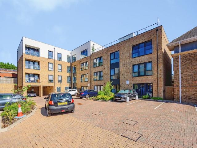 Apartment for rent in Hammerfield, Pouchen End