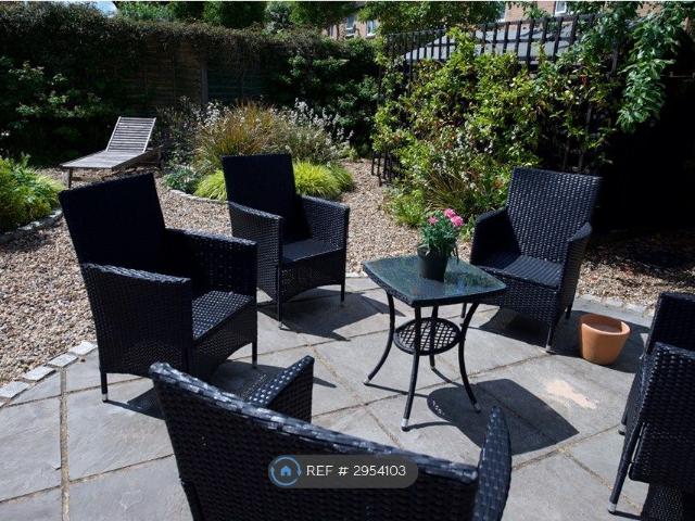 Room for rent in Row Town, Surrey