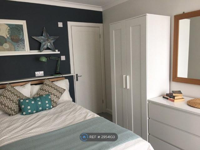 Room for rent in Row Town, Surrey