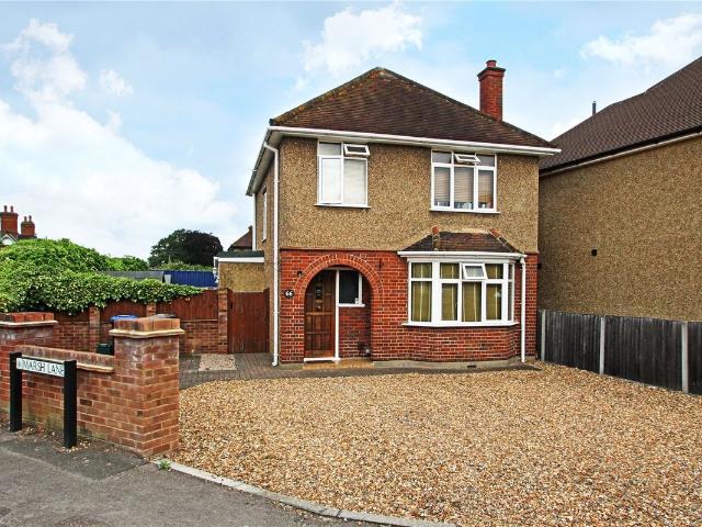 Room for rent in Row Town, Surrey