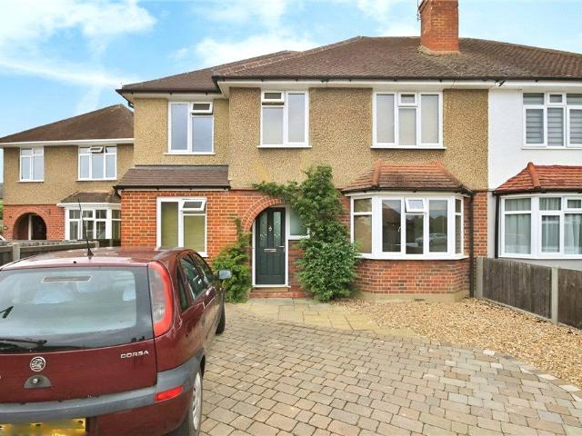 Room for rent in Row Town, Surrey