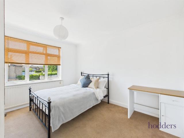 Room for rent in Row Town, Surrey