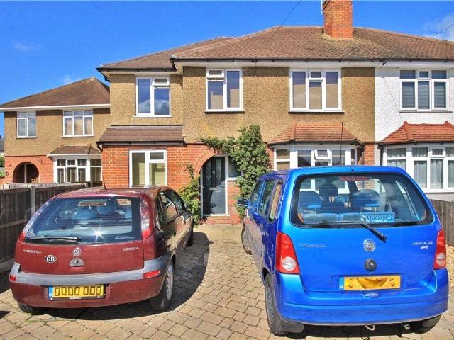 Room for rent in Row Town, Surrey