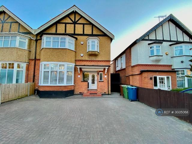 Apartment for rent in Pinner, Greater London