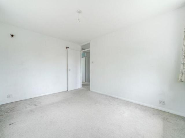 Apartment for rent in Farncombe, Waverley