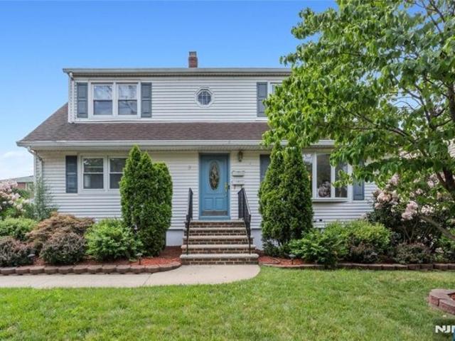 House for sale in Elmwood Park, New Jersey