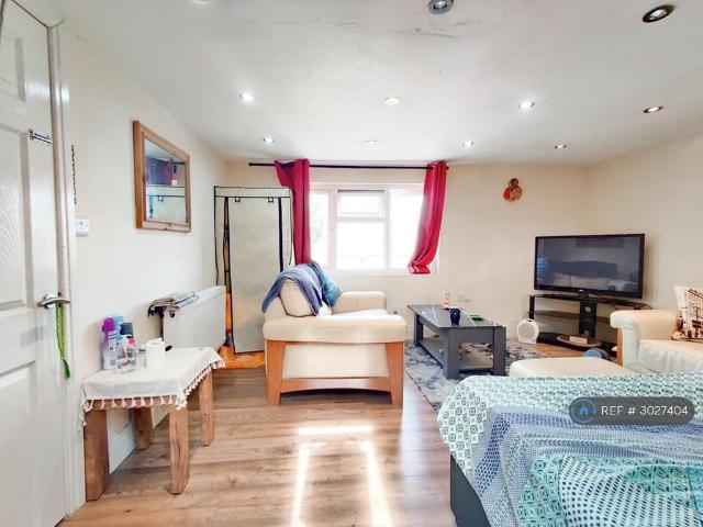 Apartment for rent in London Borough of Merton, Merton Park