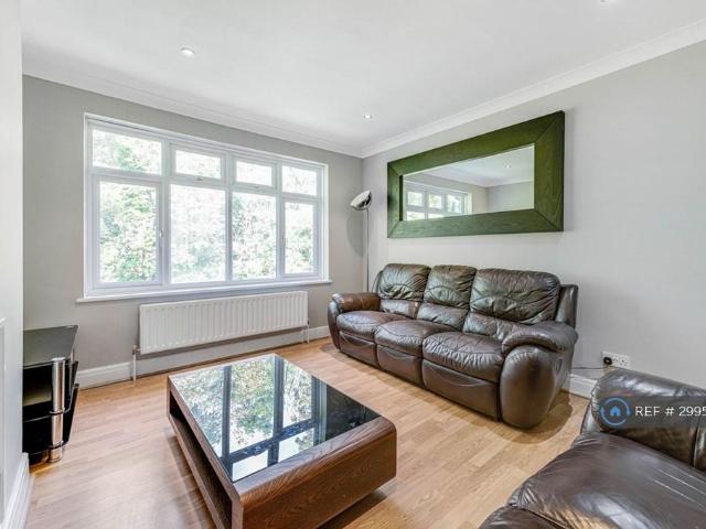 Apartment for rent in London Borough of Merton, Merton Park