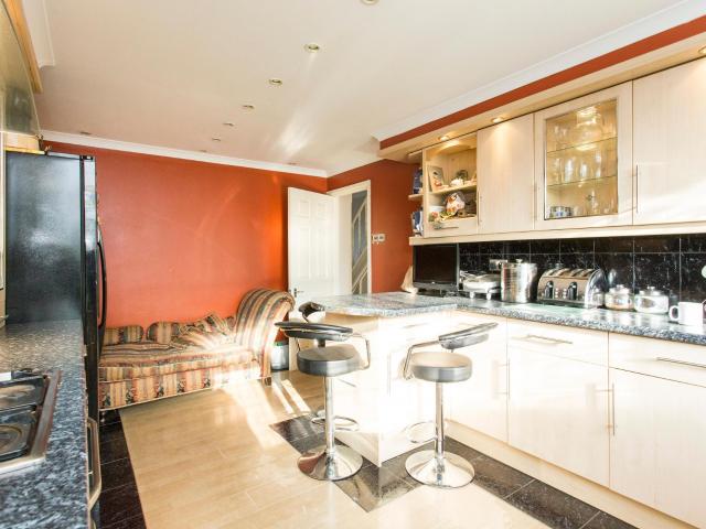 Room for rent in Clayhall, Greater London