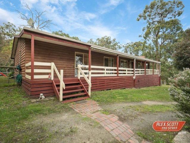 Cottage for sale in Camerons Creek, Victoria