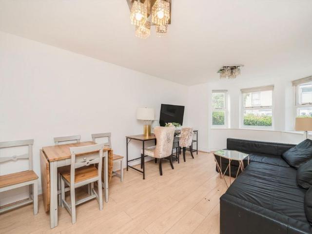 Apartment for rent in Maryland, Greater London