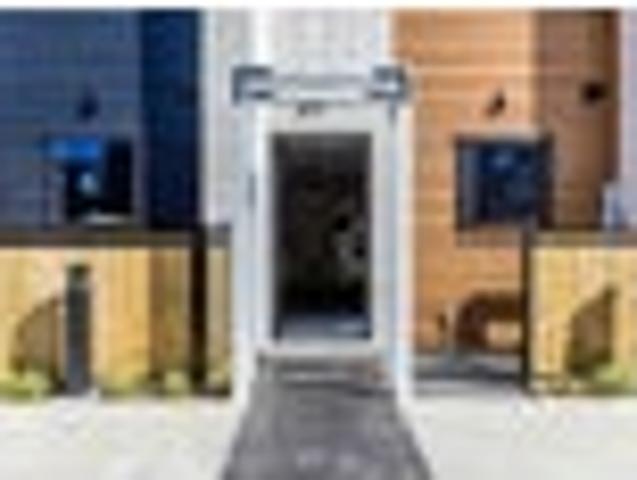 Townhouse for rent in Massey, Henderson-Massey