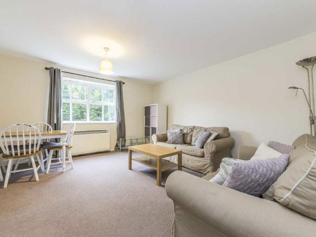 Apartment for rent in Furzedown, Greater London