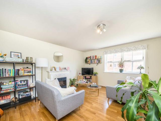 Apartment for rent in Furzedown, Greater London