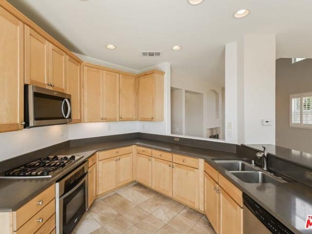 Room for rent in Canyon Country, California