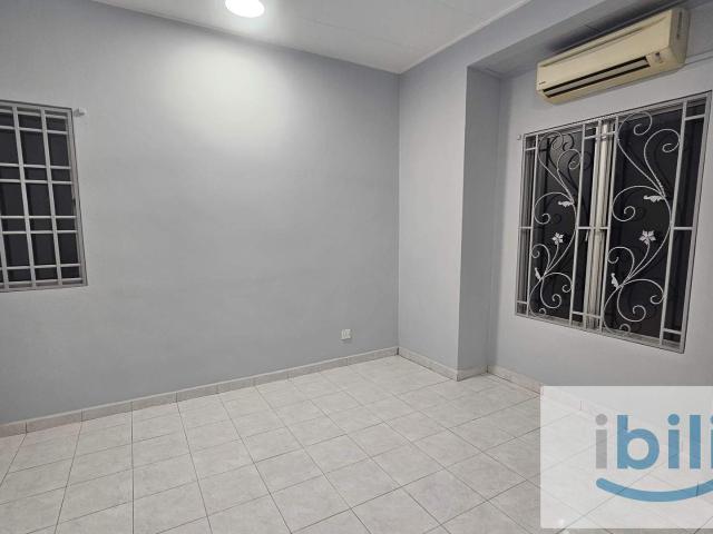 Room for rent in Petaling, Alam Impian