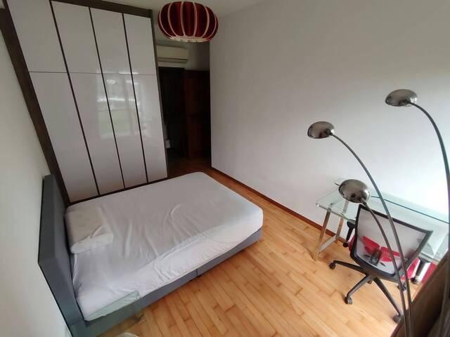 Room for rent in Faber, Singapore