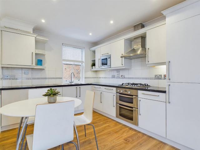 Apartment for rent in Blackhills, Surrey