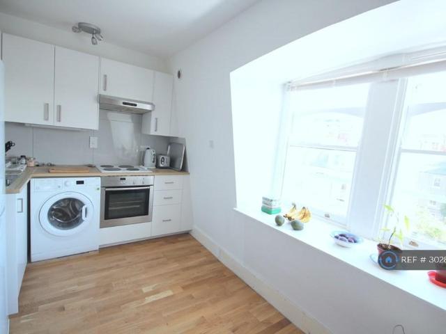 Apartment for rent in West Kensington, Greater London
