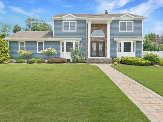 House for sale in East Islip