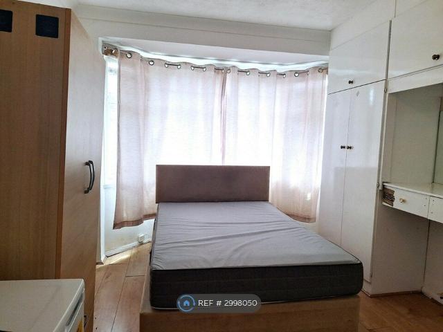 Room for rent in Loxford, Greater London