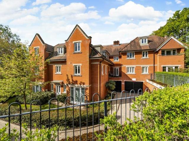 Apartment for rent in Woking, Surrey