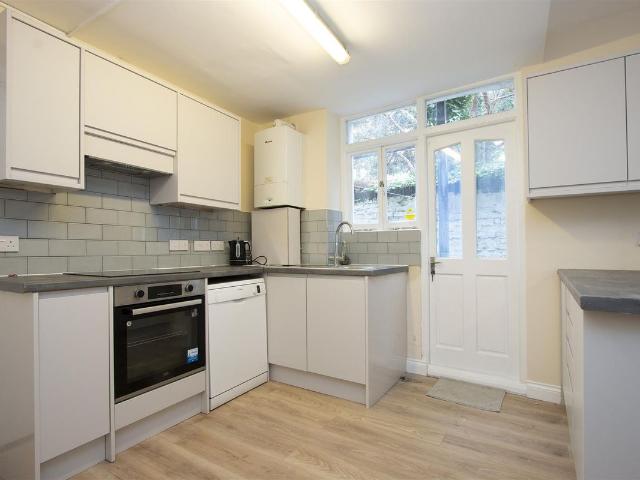 Apartment for rent in Summerstown, Greater London