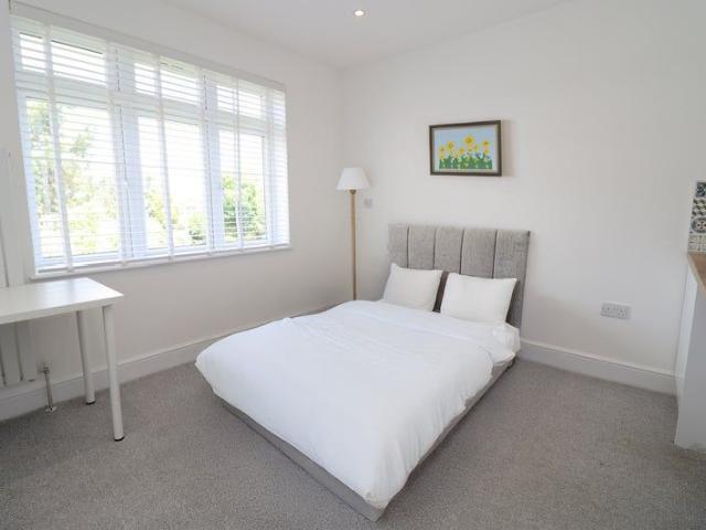 Room for rent in London Borough of Merton, Merton Park