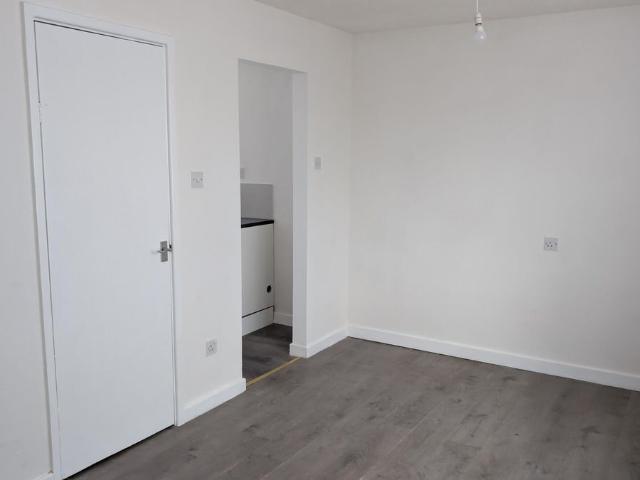 Studio for rent in Calderstones