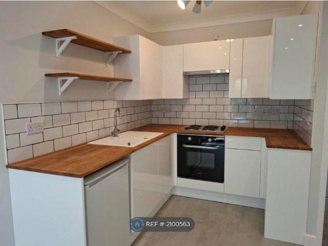 House for rent in Heol-las, Surrey