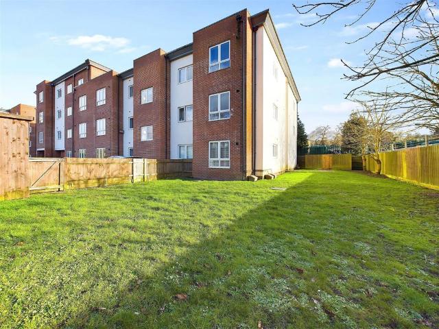 Apartment for rent in Blackhills, Surrey