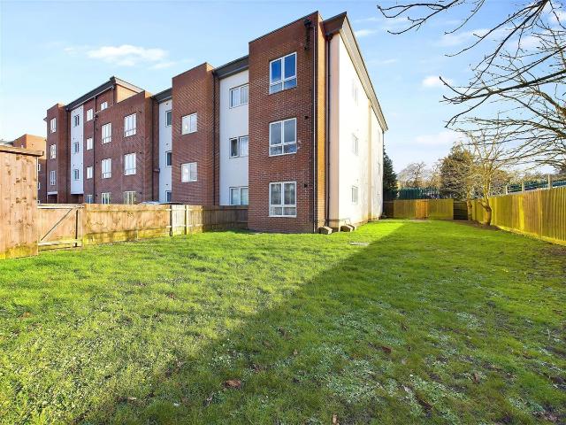 Apartment for rent in Blackhills, Surrey