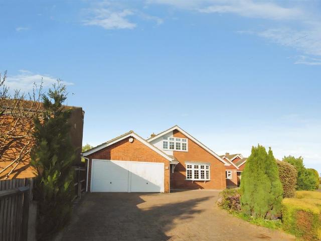 House for rent in How Wood, Five Acres