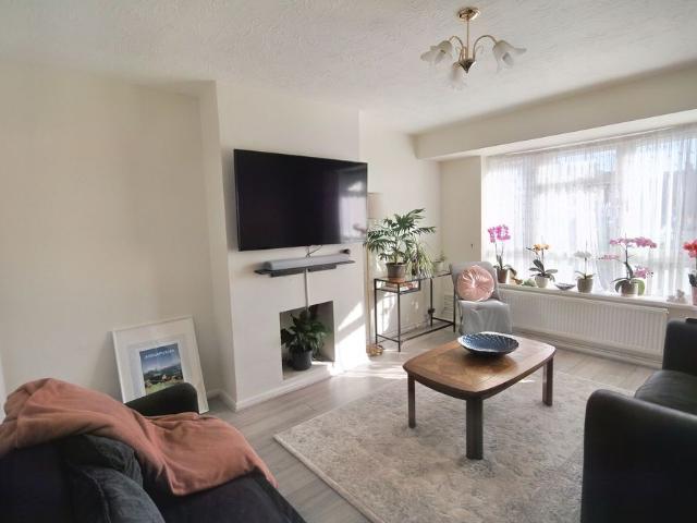 Apartment for rent in Cowley, Greater London