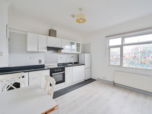 Apartment for rent in Loxford, Greater London