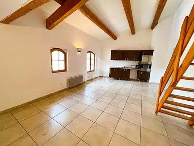 Appartement location à Place des Arcades, Mazan