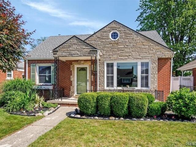 House for sale in Center Line