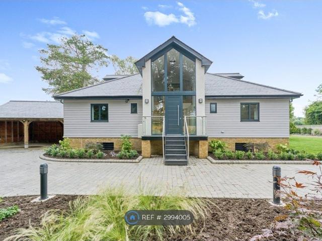 House for rent in Row Town, Surrey